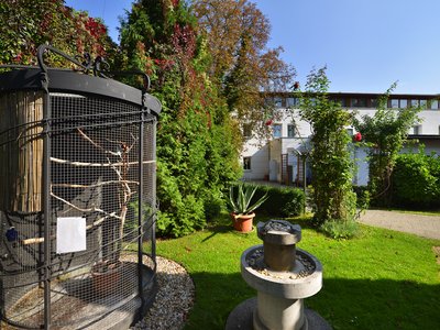 EA Hotel Populus*** - the hotel's garden with an aviary