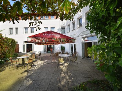EA Hotel Populus*** - seating area in the hotel garden
