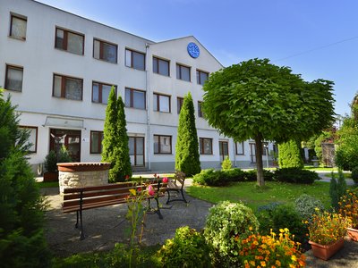 EA Hotel Populus*** - hotel garden and main hotel building