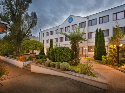 EA Hotel Populus*** - hotel garden and main hotel building