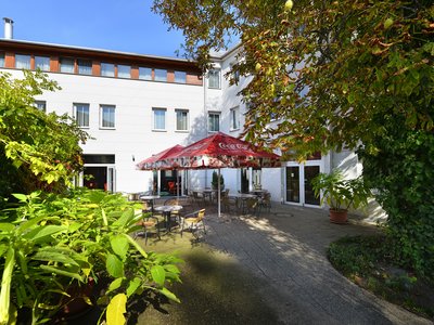 EA Hotel Populus*** - seating area in the hotel garden